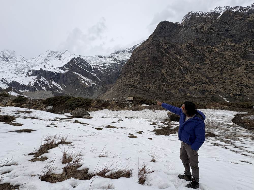 The Panchachuli peaks that dominate the northern horizon from Dhwaj temple summit